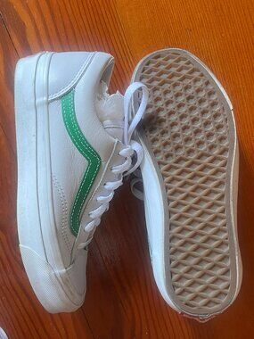 Vans Old Skool Sneakers – Women’s US 6.5